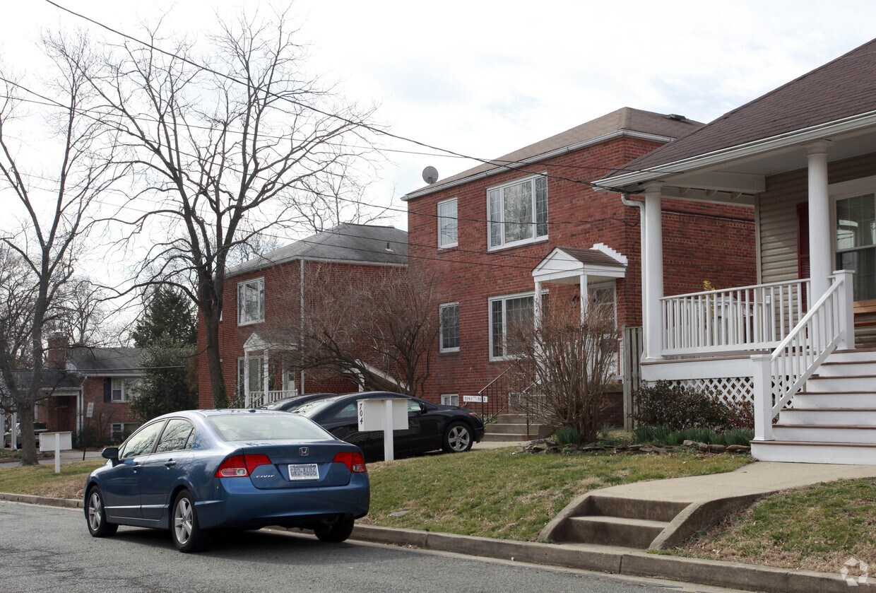 Building Photo - 700-704 N Wakefield St