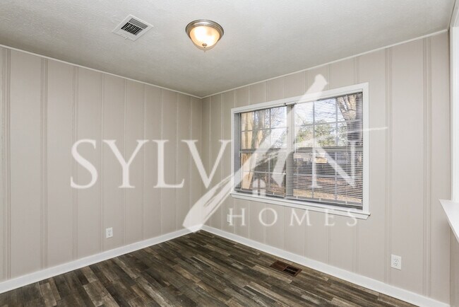 Building Photo - This 3 bedroom, 2 bathroom home on approxi...