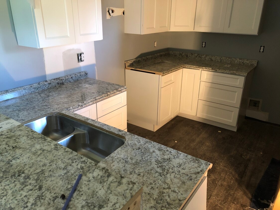 Cocina: se incluye estufa y microondas. - 5311 Goldenrod Dr