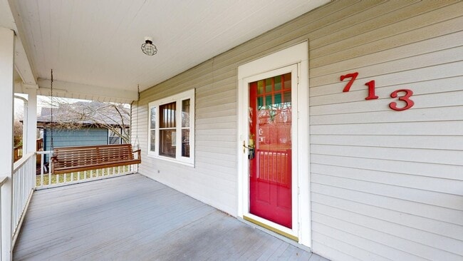 Foto del edificio - Charming 1930s Historic Home with Modern U...