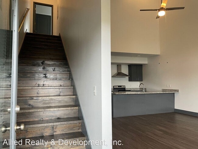 Building Photo - 2 br, 2 bath Apartment - 922 23rd Avenue East