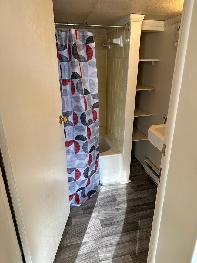 Building Photo - 12-10 Church St