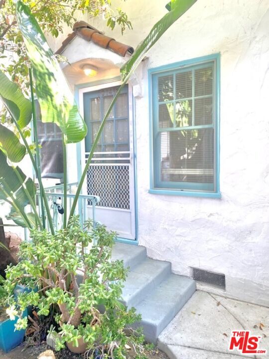 Primary Photo - 1014 N Sweetzer Ave