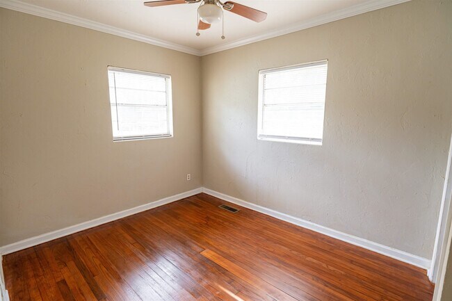 Foto del edificio - 1341 Charlotte St