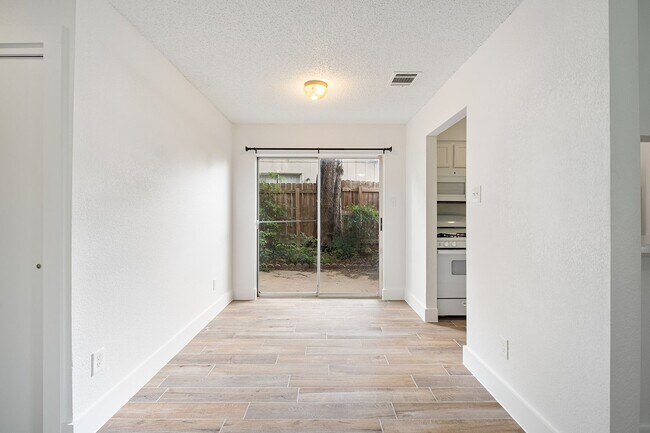 Building Photo - Modern 2 Bedroom, 1 Bath Duplex with 1-Car...