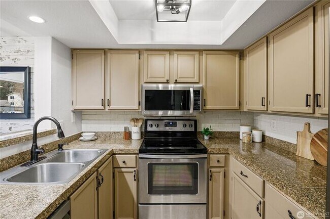 Foto del edificio - Spacious 2-Bedroom Ground Floor Condo with Private Yard in Kirkland