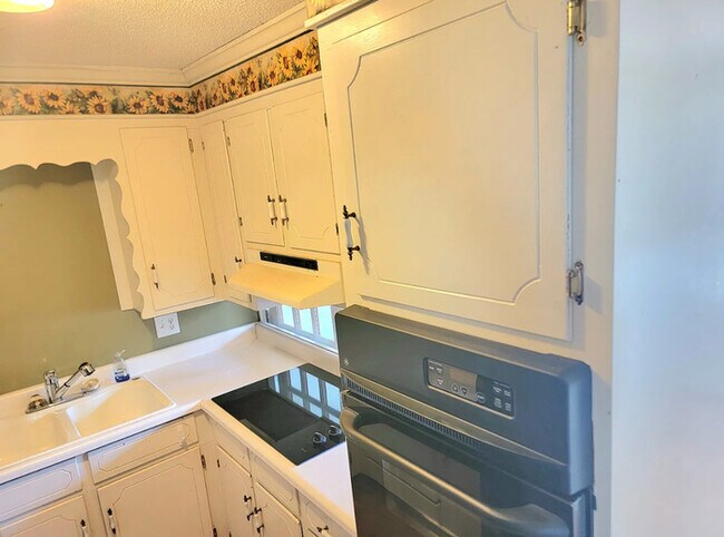 Foto del edificio - Spacious 3 bedroom without plenty of yard ...