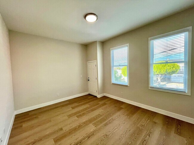 Foto del edificio - SPECTACULAR, COMPLETELY RENOVATED 2 BED/1 BATH FULLY!!!