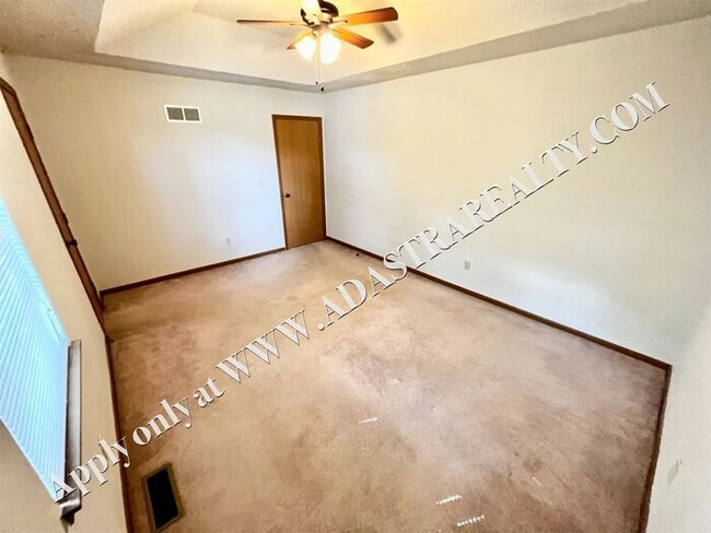 Building Photo - Spacious Duplex in Lee's Summit-Available ...