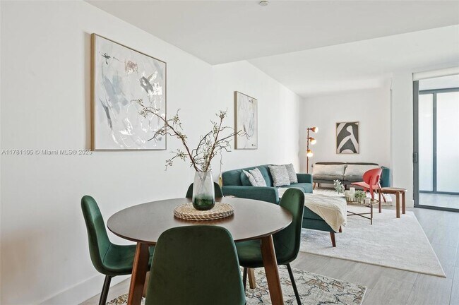 Foto del edificio - 121 NE 34th St