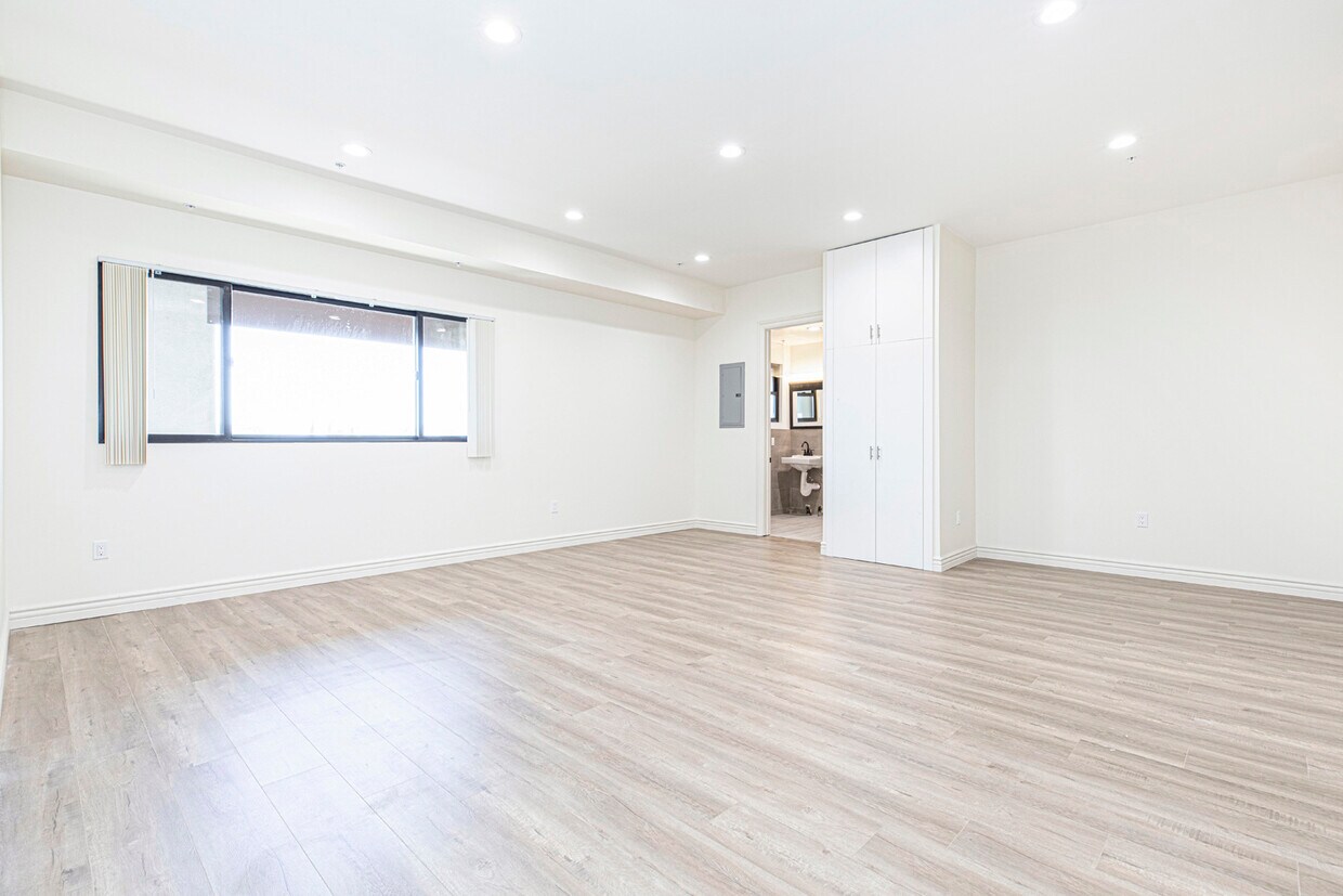 Foto principal - 6825 Whitsett Ave