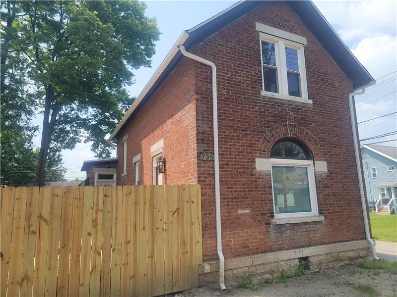 Primary Photo - 735 E Beck St