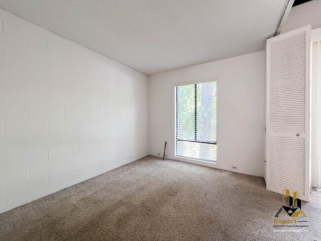 Foto del edificio - 887 Woodside Ln E
