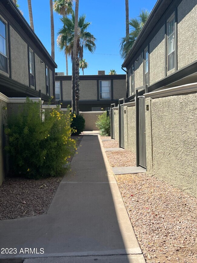 Building Photo - 2211 S McClintock Dr