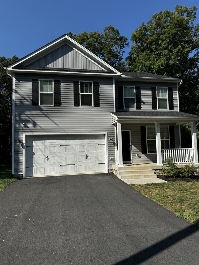 Building Photo - Beautiful LIKE-NEW 4 bed/2.5 bath Home in ...