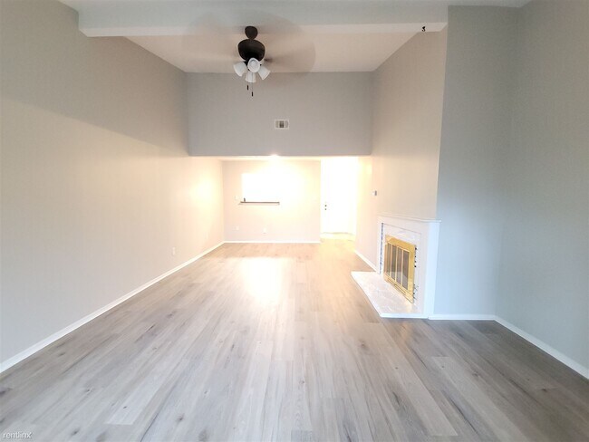Building Photo - 2 br, 2 bath Townhome - 2505 Longmire Dr