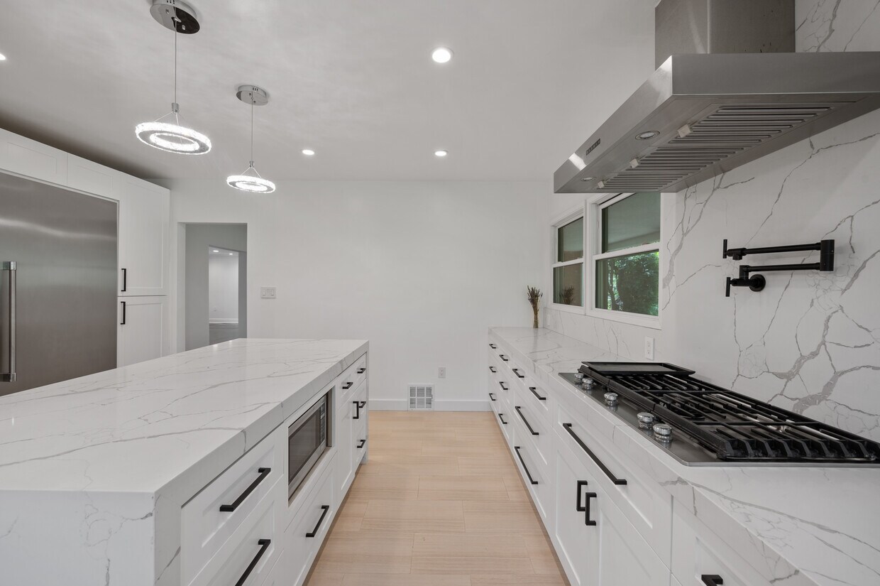 Primary Photo - 516 N Camden Dr