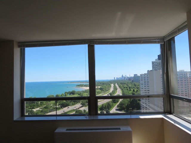 Building Photo - 5701 N Sheridan Rd