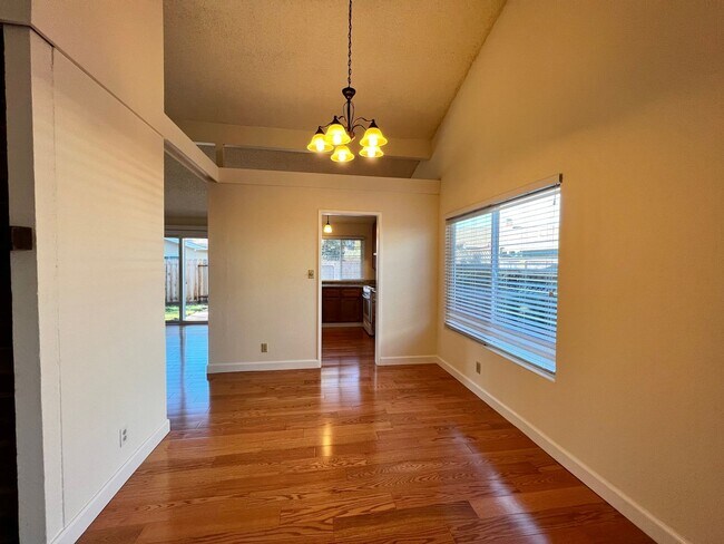 Foto del edificio - 4 Bedroom 2 Bath Updated Home in North Napa