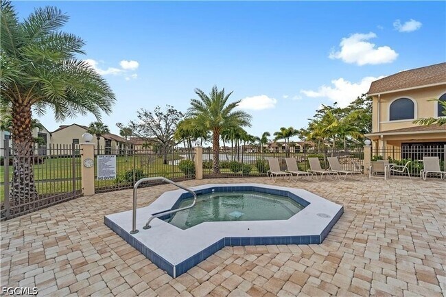 Foto del edificio - 8445 Charter Club Cir