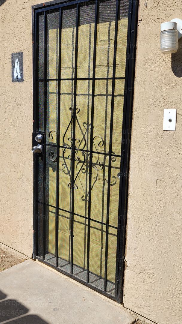 Building Photo - 2 bedroom, 1.5 bathroom townhome located near schools, shopping, restaurants, & Kern Medical Hosp...