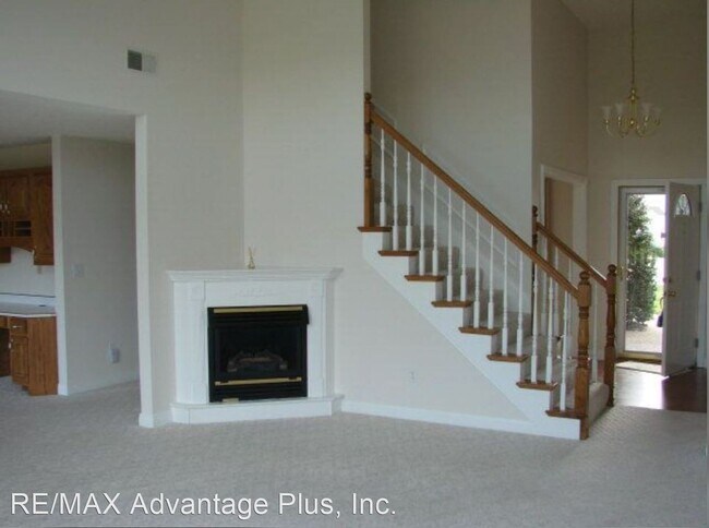 Building Photo - 5 br, 2.5 bath House - 2525 Chatsworth Dr.