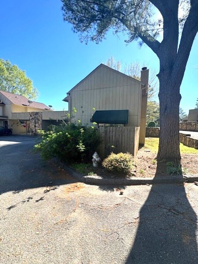 Building Photo - Beautiful Townhouse In Cordova