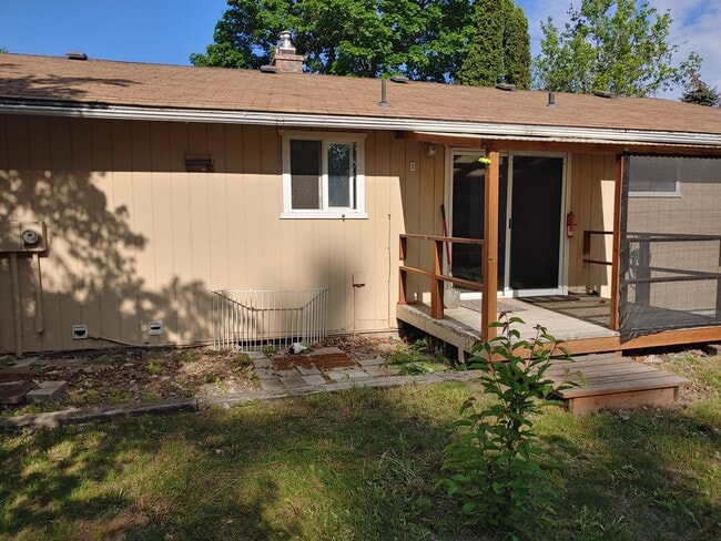 Building Photo - Totally Remodeled Large Duplex Convenientl...