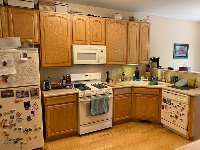 Foto del edificio - 2221 Stoughton Dr