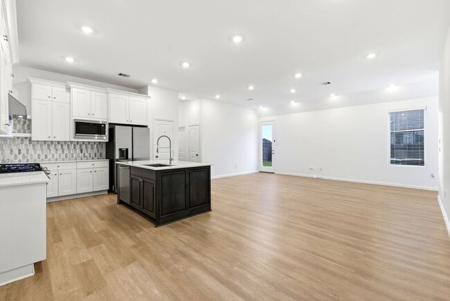 Building Photo - 3057 Pensacola Dr