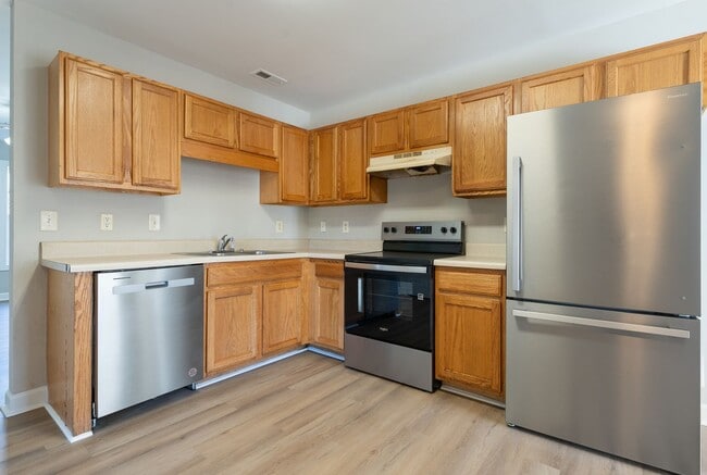 Building Photo - Updated 3 Bedroom 2 Bathroom close to Downtown Raleigh! Available NOW