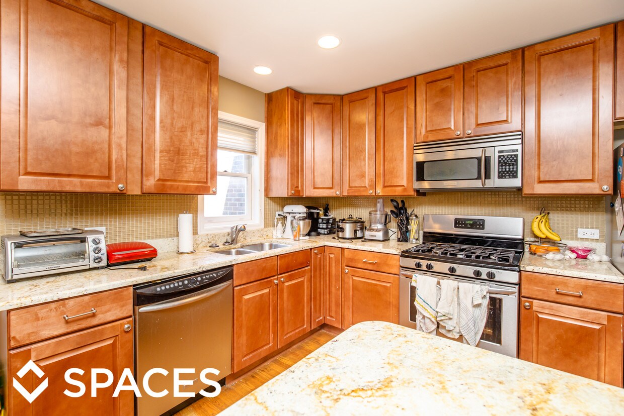 Foto principal - 3305 N Racine Ave