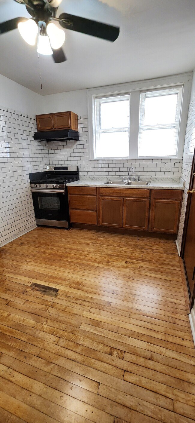 Photo - 4414 W School St Apartments