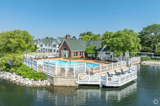 Outdoor Pool & Deck - Glenmuir