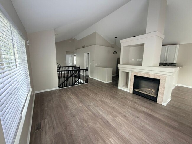 Foto del edificio - Beautiful and cozy home with 3 bedrooms and 2 full bathrooms and finished basement