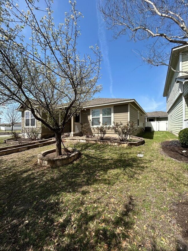 Building Photo - Spacious 3-Bedroom Home in a Convenient Lo...