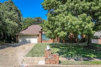 Building Photo - 800 Silver Creek Dr
