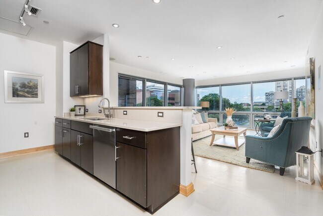 Foto del edificio - 545 E Wells St