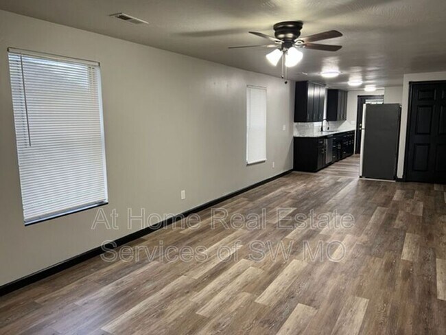 Foto del edificio - 704 N Kansas Expy