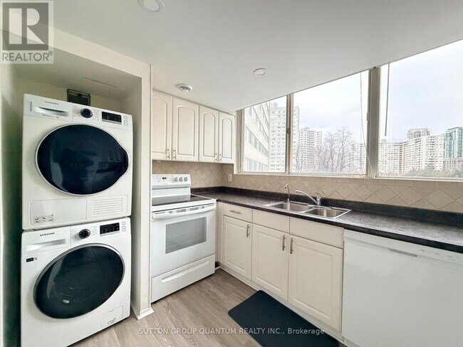 Photo du bâtiment - 3700 Kaneff Crescent