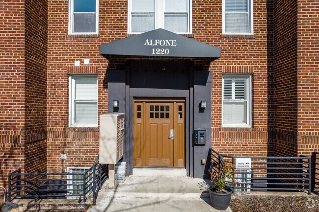 Front Entrance - 1220 Holbrook Ter NE