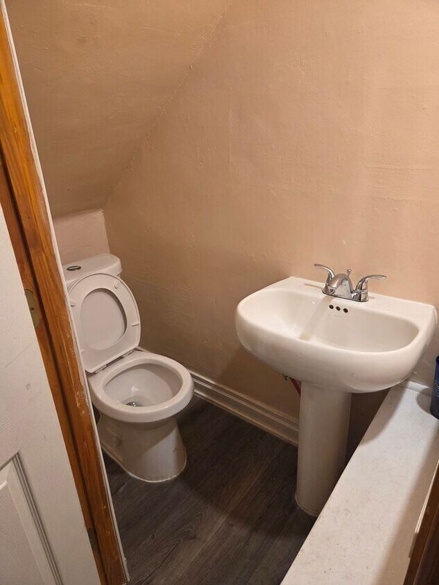 Foto principal - 5BR/1.5BA Row Home with Backyard and Laund...