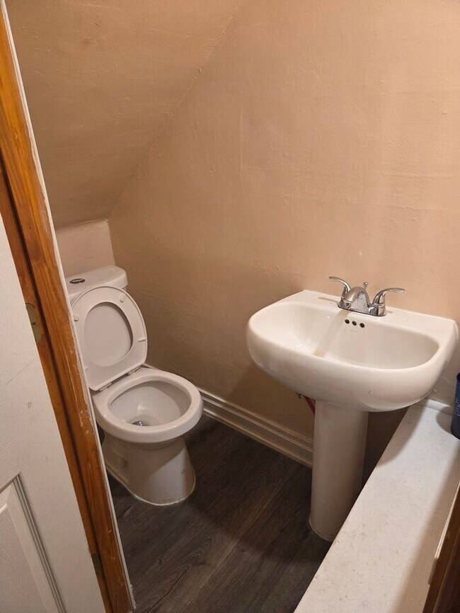 Foto del edificio - 5BR/1.5BA Row Home with Backyard and Laund...