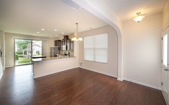 Building Photo - Bright and Sunny 2 Bedroom, 2.5 bath end u...