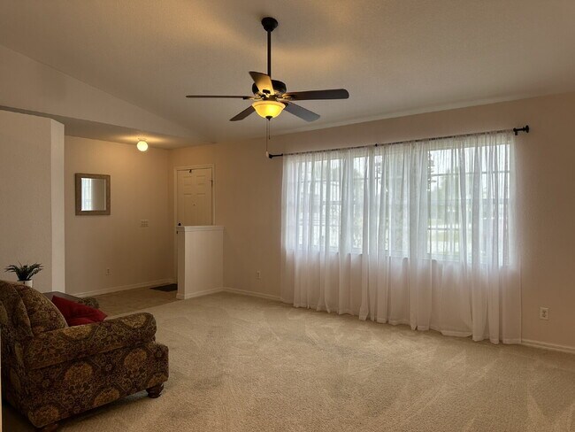 Foto del edificio - You'll love this charming 3/2/2 home in th...