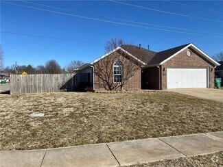 Building Photo - 770 Dogwood St