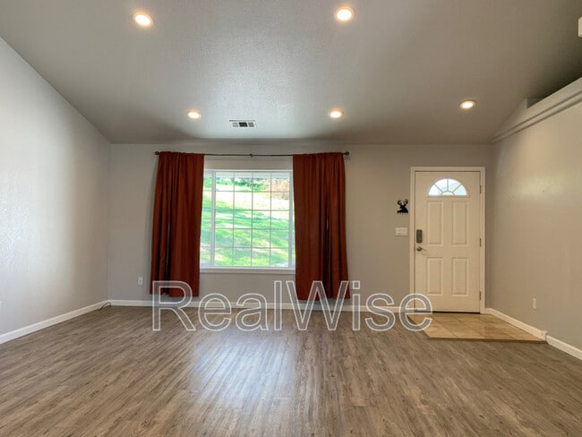 Building Photo - 1884 SW Allen Creek Rd