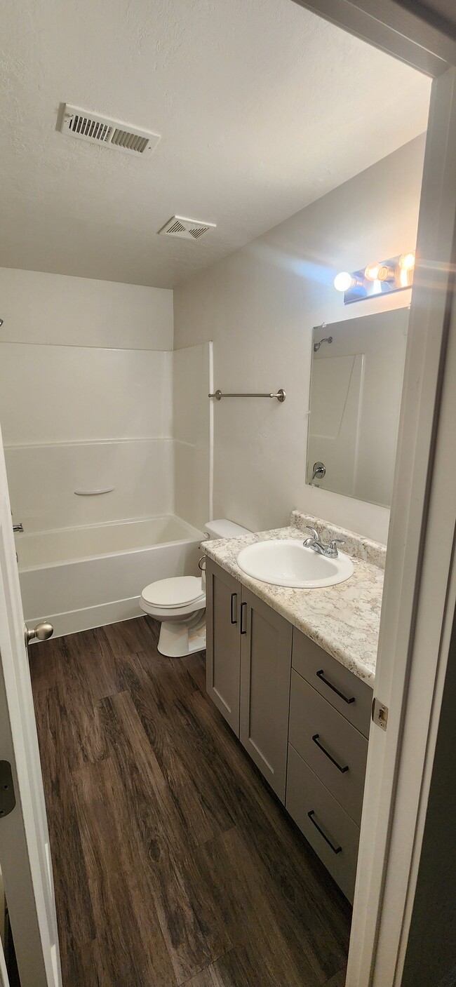Building Photo - 68 E 700 N