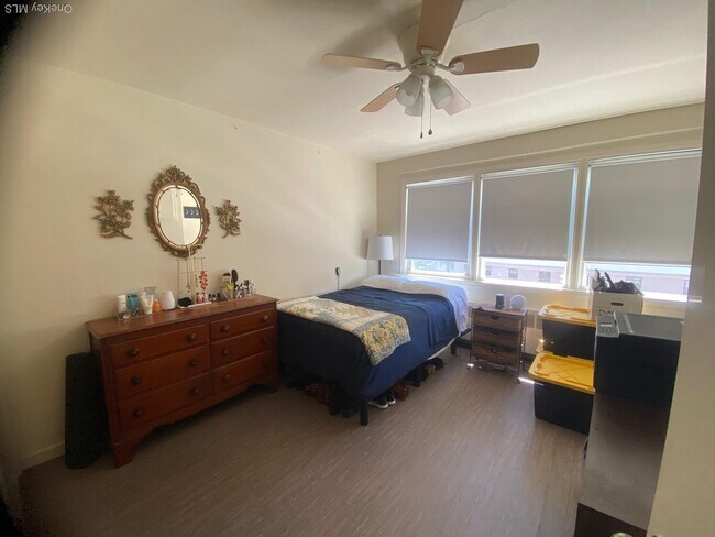 Foto del edificio - 830 E Broadway