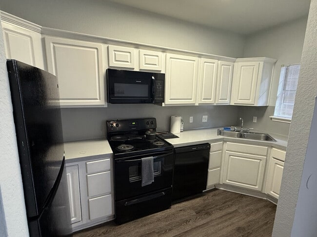 Building Photo - 911 W 22nd St